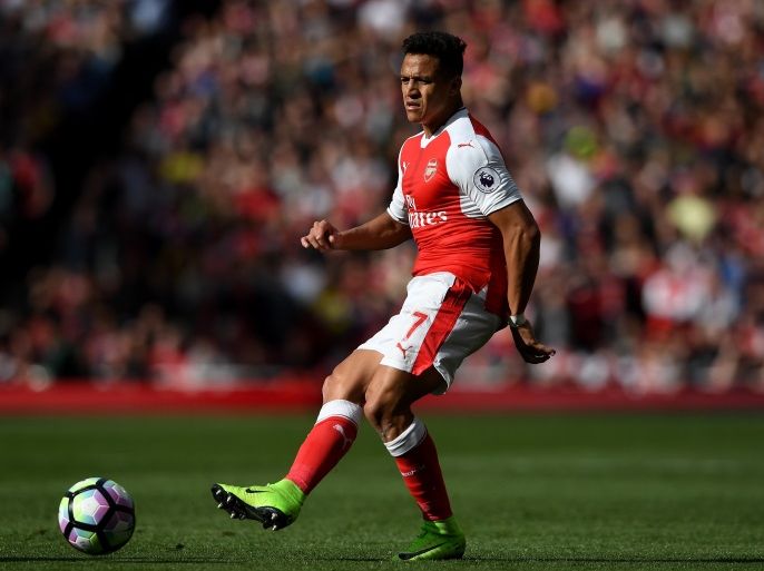 LONDON, ENGLAND - APRIL 02: Alexis Sanchez of Arsenal in action during the Premier League match between Arsenal and Manchester City at Emirates Stadium on April 2, 2017 in London, England. (Photo by Mike Hewitt/Getty Images)