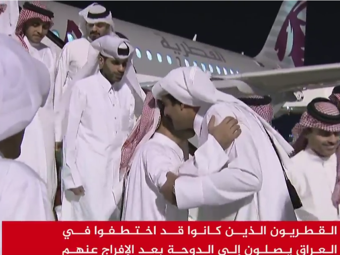 ‪‬ أمير قطر لدى استقباله المفرج عنهم مساء أمس الجمعة(الجزيرة)