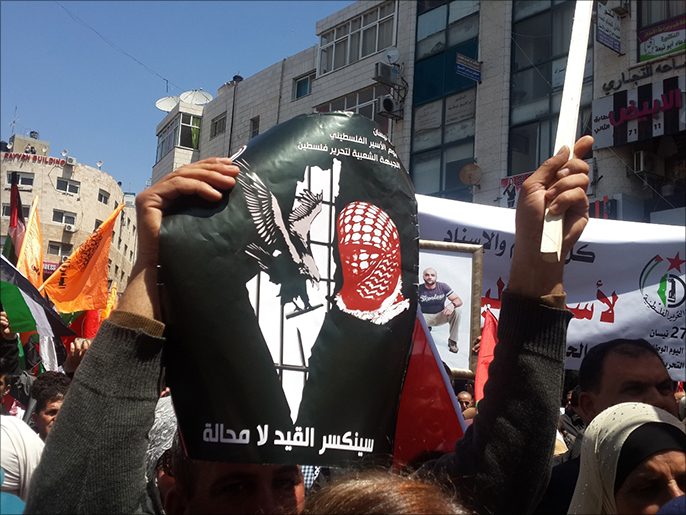 ‪تضامن ومطالبة بتحرير الأسرى‬ تضامن ومطالبة بتحرير الأسرى (الجزيرة)