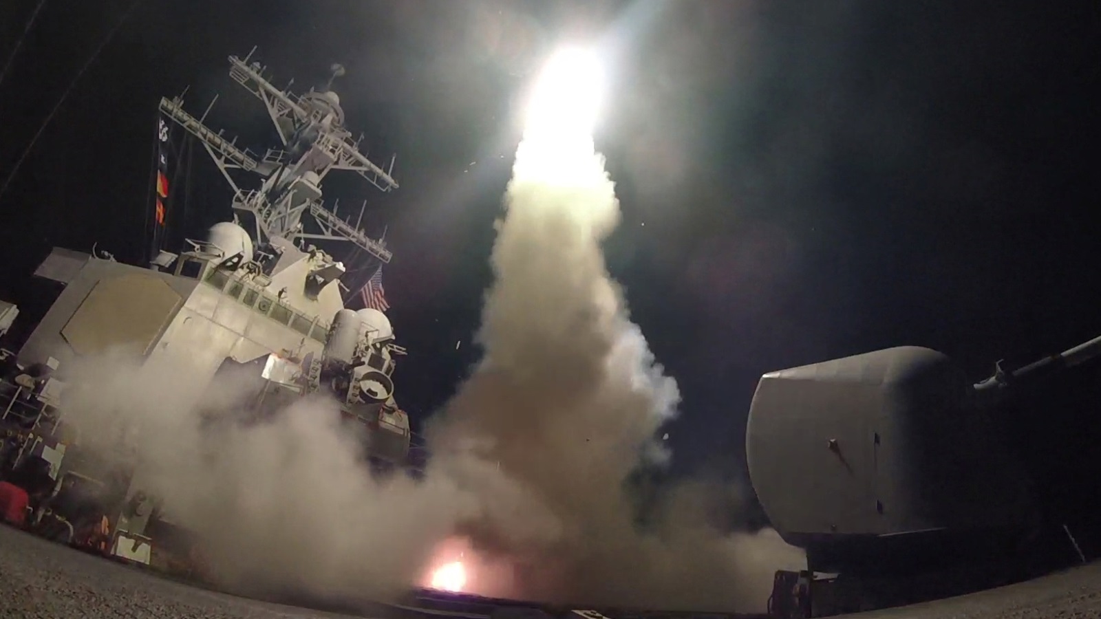 ‪مدمرة أميركية أثناء إطلاقها صاروخ توماهوك على مطار الشعيرات قرب حمص‬ (رويترز)
