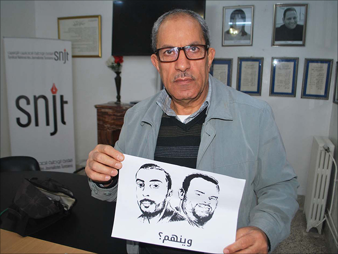 معاوية الشورابي والد الصحفي سفيان المختطف بليبيا في مقر نقابة الصحفيين التونسيين بالعاصمة تونس (الجزيرة)