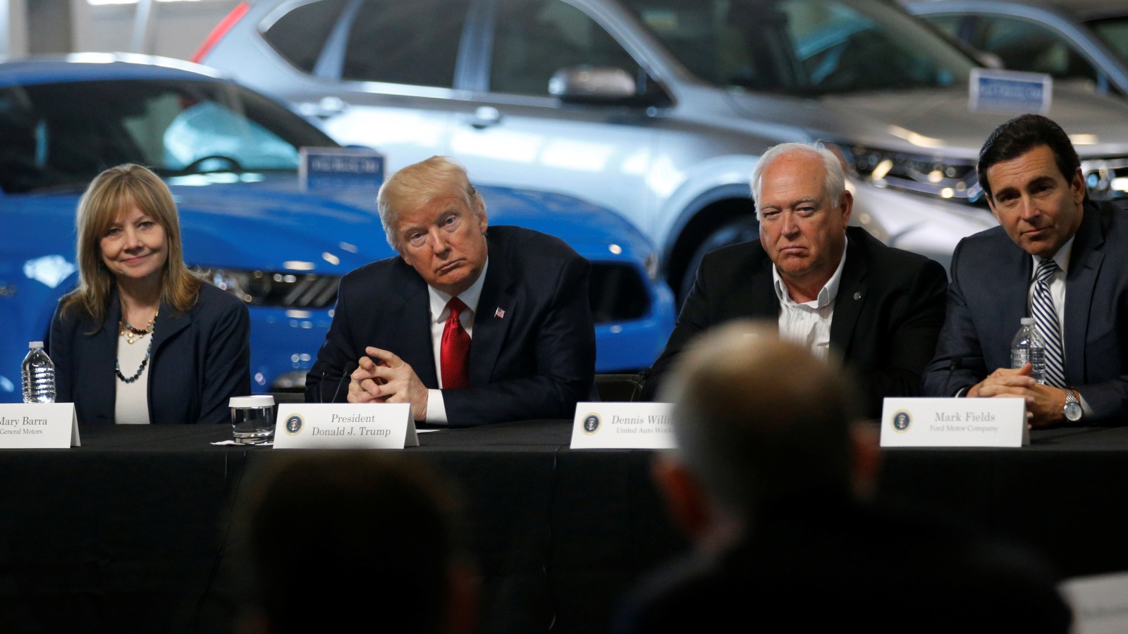 الرئيس الأمريكي دونالد ترمب، مع الرئيس التنفيذي لشركة جنرال موتورز ماري بارا، ورئيس عمال اتحاد السيارات (UAW)دينيس ويليامز، ومارك فيلدز الرئيس التنفيذي لشركة فورد