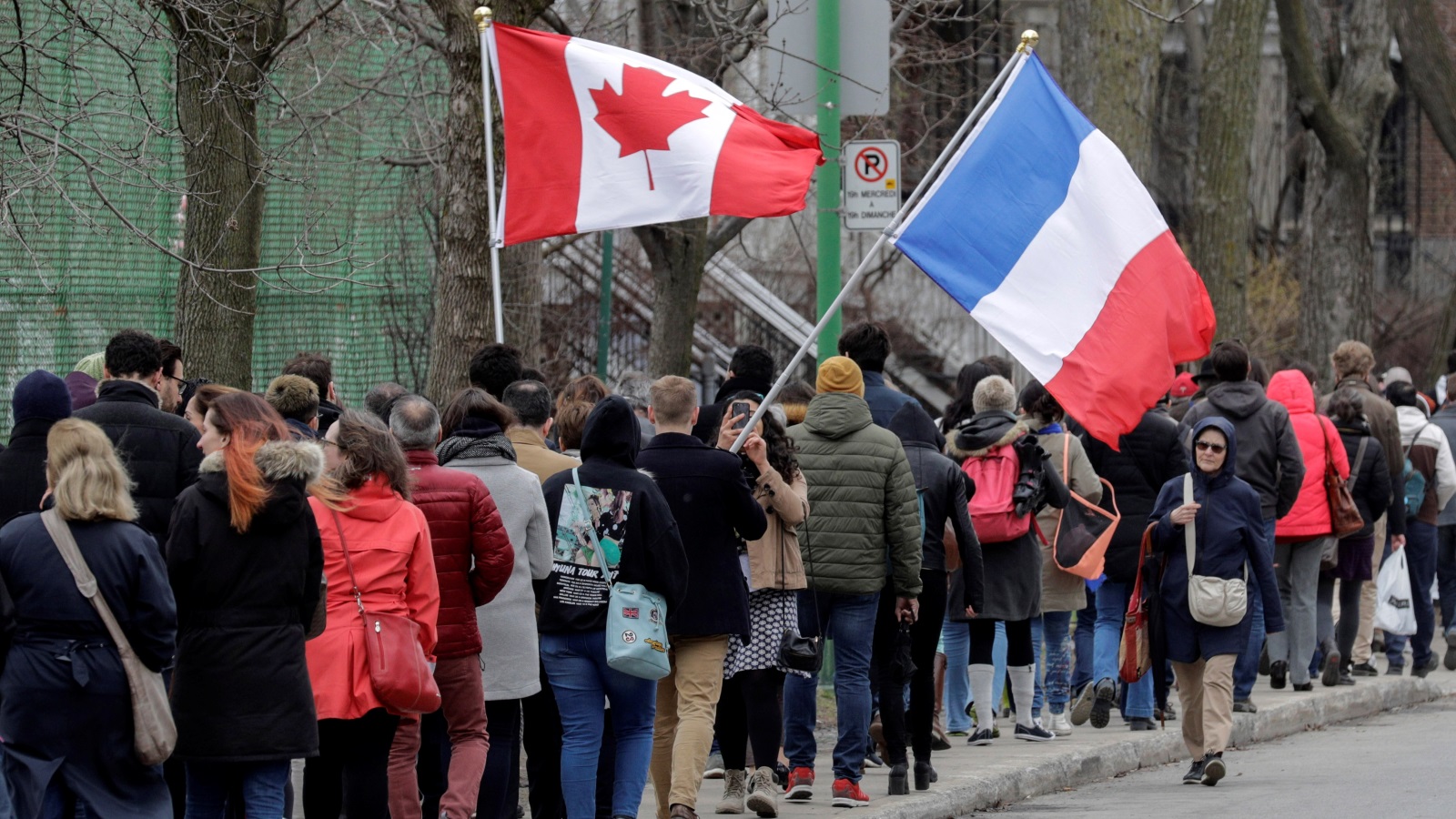 المواطنين الفرنسيين في كندا يتوجهون لمراكز الاقتراع للمشاركة في الانتخابات الرئاسية الفرنسية  (رويترز)