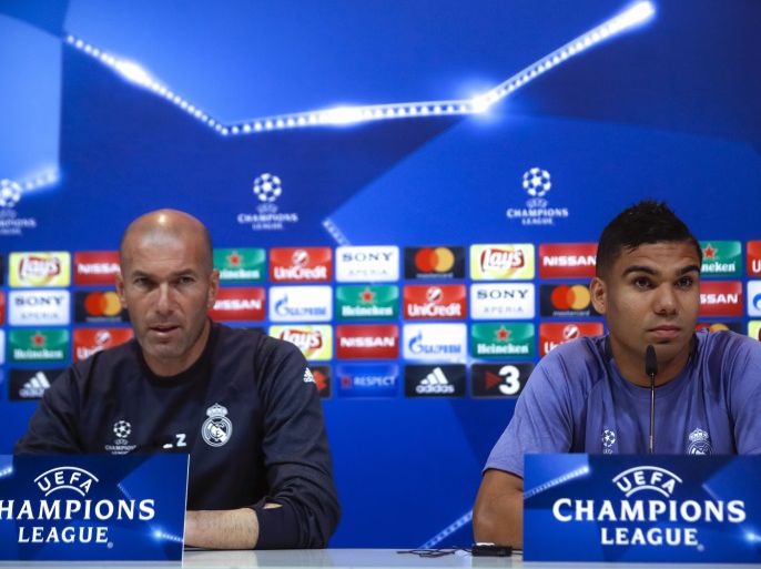 epa05912240 Real Madrid's head coach Zinedine Zidane (L), and his player, Brazilian Casemiro during a press conference held at the end of a team's training session at Valdebebas Sports City in Madrid, Spain, 17 April 2017. Real Madrid will face Bayern Munich in a Champions League quarter finals second leg soccer match on 18 April. EPA/Emilio Naranjo