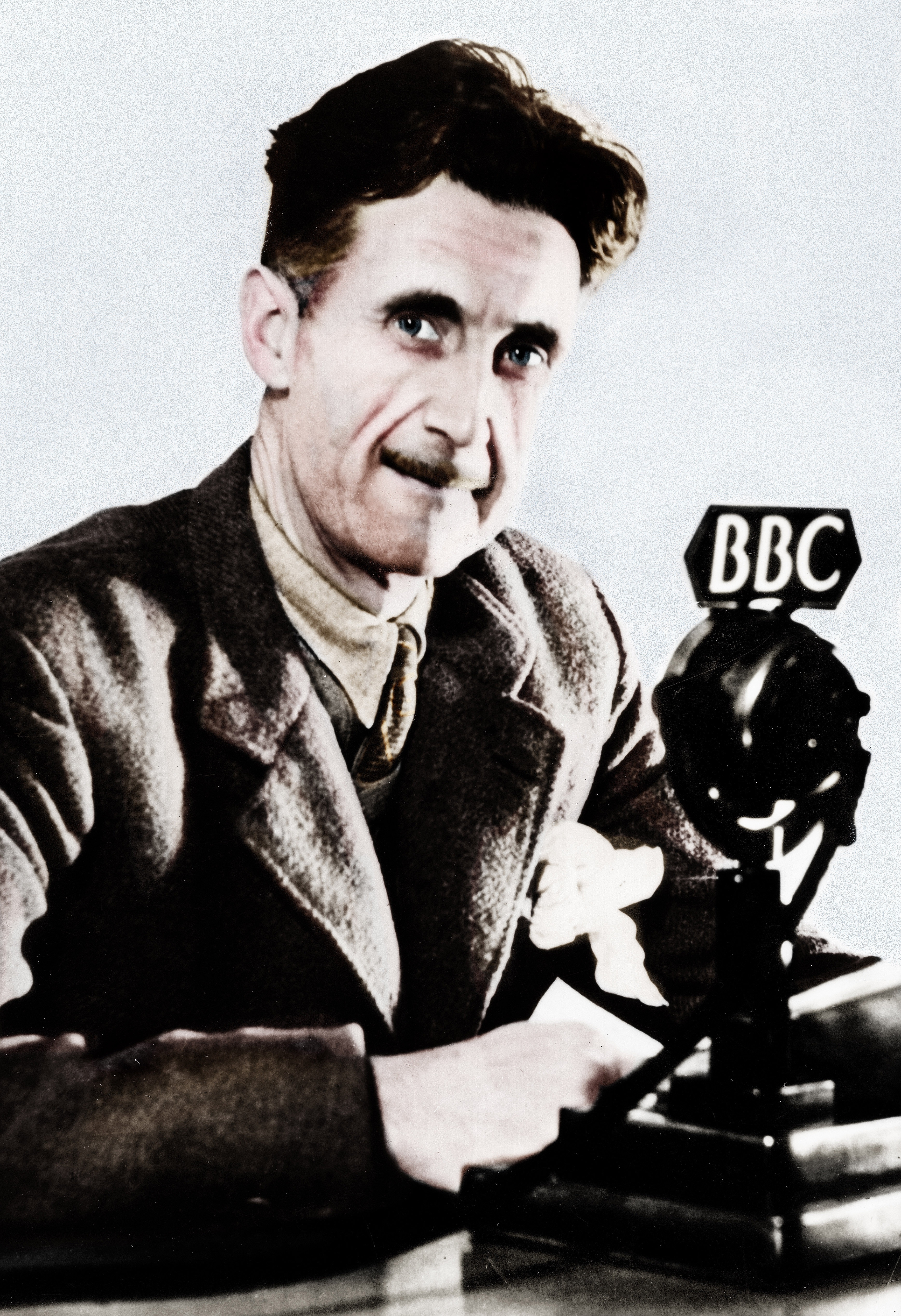 الكاتب جورج أورويل أثناء عمله في إذاعة البي بي سي البريطانية  (غيتي )