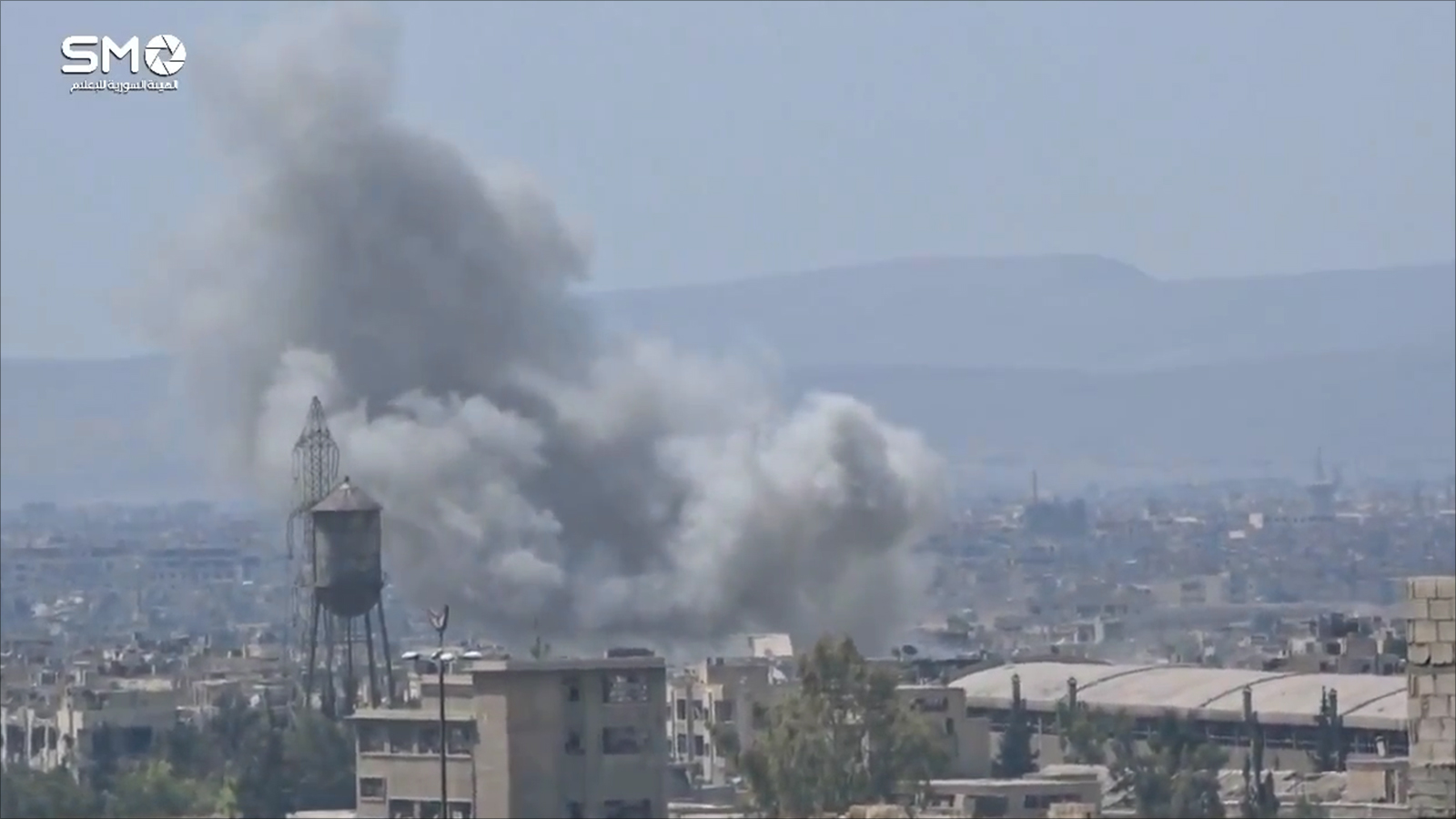 ‪دخان متصاعد جراء غارة جوية لطيران النظام على حي جوبر شرقي دمشق‬ (ناشطون)