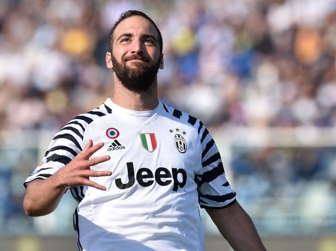 PESCARA, ITALY - APRIL 15: Gonzalo Higuain of Juventus FC in action during the Serie A match between Pescara Calcio and Juventus FC at Adriatico Stadium on April 15, 2017 in Pescara, Italy. (Photo by Giuseppe Bellini/Getty Images)