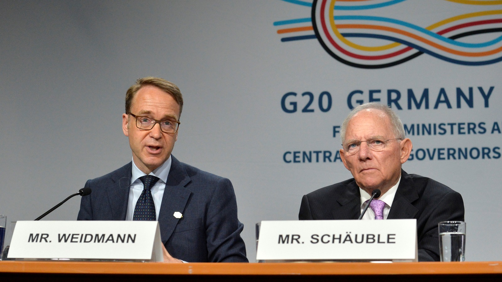وزير المالية الألماني ولفغانغ شوبل ورئيس مجلس إدارة البنك الألماني ينز ويدمان (رويترز)