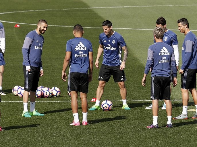 epa05907292 Real madrid's players during a team's training session at Valdebebas Sports City in Madrid, Spain, 14 April 2017. Real Madrid will face Sporting Gijon in a Spanish Primera Division soccer match the upcoming 15 April. EPA/Chema Moya