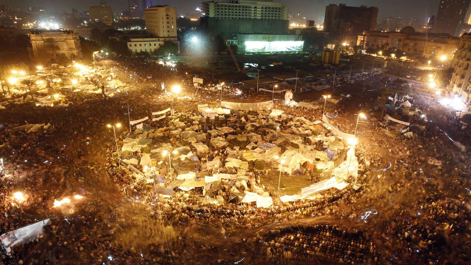 في يناير قرر الناس العاديون إعادة حشد أنفسهم في تلك المساحات التي تريد السلطة احتلالها وأخذها عنوة، وكان اعتصام ميدان التحرير أكبر مثال على ذلك الأمر