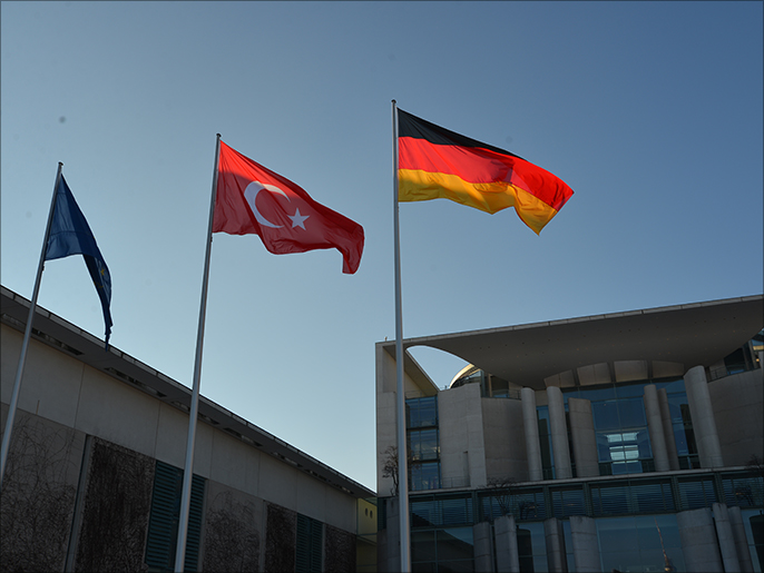 علما ألمانيا وتركيا فوق مقر المستشارية الألمانية ببرلين خلال الاجتماع الأخير لحكومتي البلدين (الجزيرة نت)