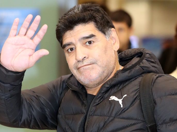 epa05846799 Argentina's football legend Diego Maradona waves to the welcoming crowd after arriving at Incheon International Airport, west of Seoul, South Korea, 13 March 2017. Maradona came to South Korea to participate in the group draw for the FIFA Under-20 World Cup tournament on 15 March. EPA/YONHAP SOUTH KOREA OUT