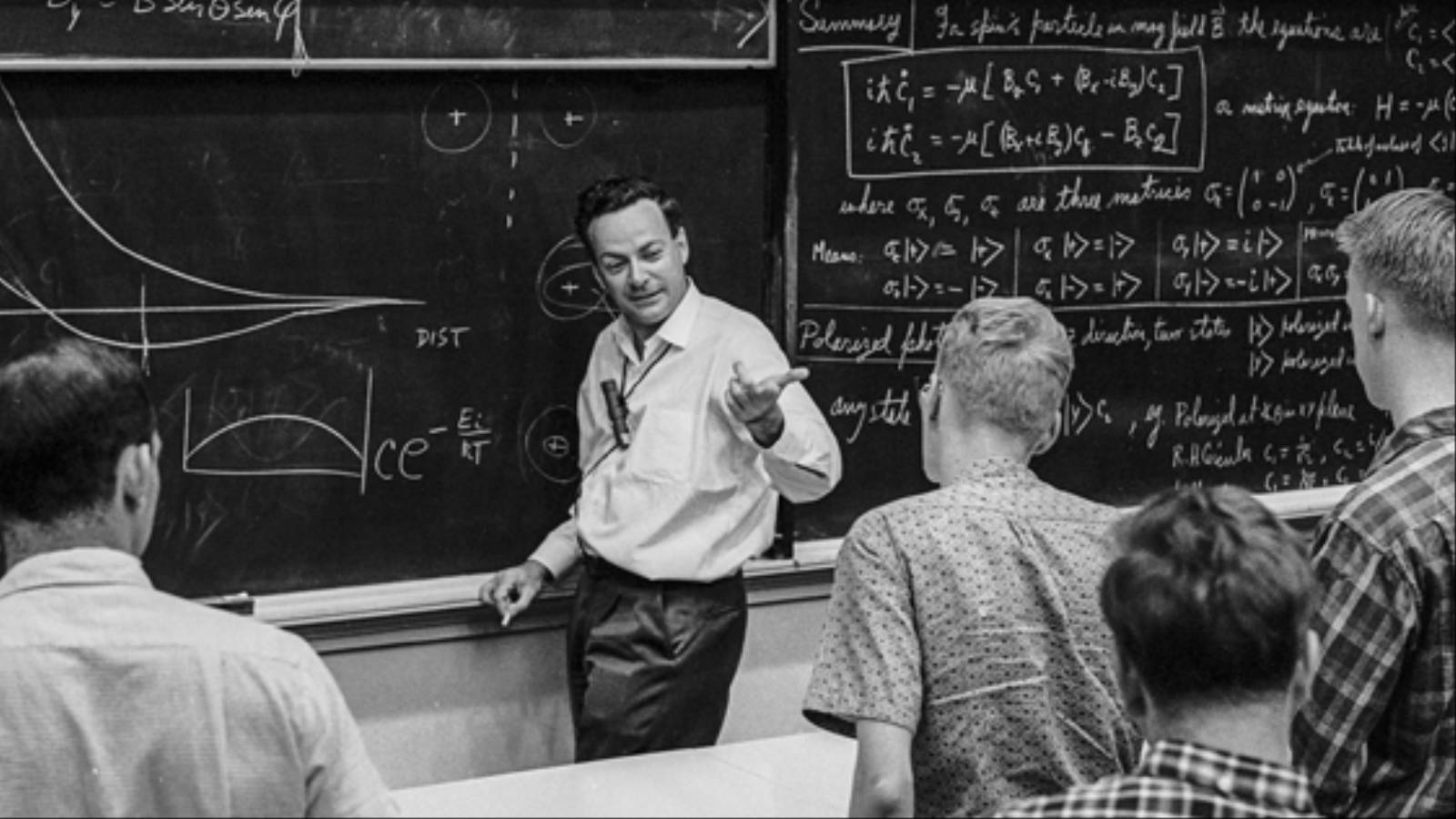 كان فاينمان شغوفًا دائما بتمثيل الأشياء للطلبة، بل إن لغة جسده، حركات يديه وأكتافه أثناء الشرح كانت دائمًا قادرة على لعب دور بقوة الكلام لشرح ما يعنيه فاينمان (معهد كاليفورنيا للتقنية caltech)