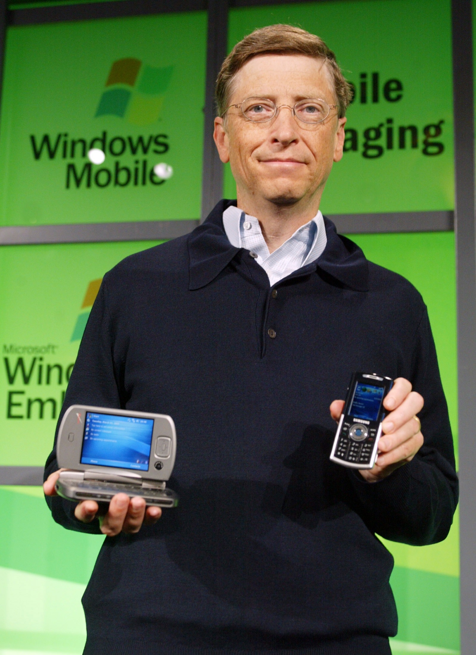 رئيس شركة مايكروسوفت بيل غيتس يحمل أجهزة من سامسونغ تعمل بنظام ويندوز عام 2005 (رويترز)