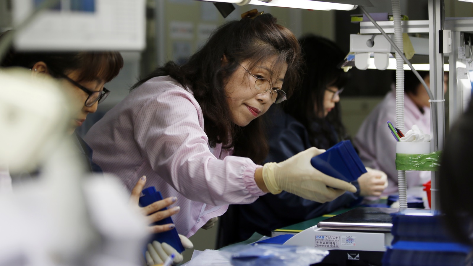 ما الذي يعيق النساء اليابانيات من تحقيق المساواة بين الجنسين في أماكن العمل قياسًا على معدلات التوظيف، والمسلك والوظيفي؟
