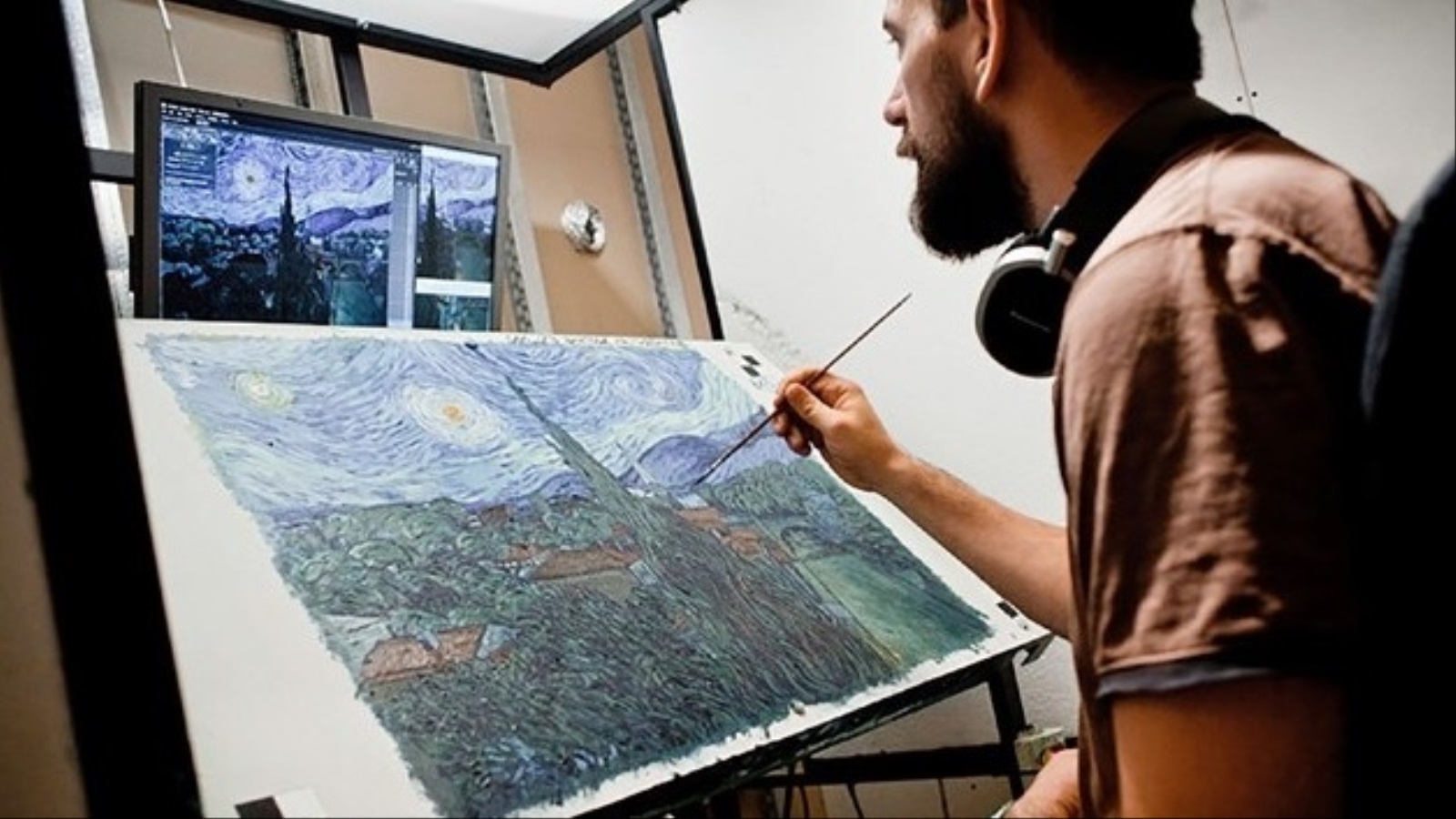 الرسام باتريك أرموسيويز يعمل على إحدى لوحات الفيلم
