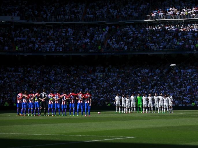MADRID, SPAIN - APRIL 08: Real Madrid CF and Atletico de Madrid players observe one minute of silence in honor the victims of the Stockholm terrorist attack prior to start the La Liga match between Real Madrid CF and Club Atletico de Madrid at Estadio Santiago Bernabeu on April 8, 2017 in Madrid, Spain. (Photo by Gonzalo Arroyo Moreno/Getty Images)