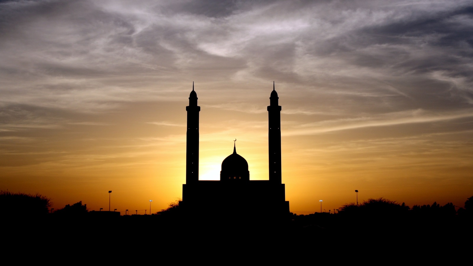 يجدر بنا معرفة أن المسجد لفظة آرامية تعود إلى القرن الخامس قبل الميلاد، تستعمل للدلالة على كل موضع يتعبد فيه