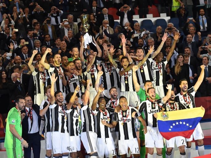 ROME, ITALY - MAY 17: Players of Juventus FC celebrate the victory after the TIM Cup Final match between SS Lazio and Juventus FC at Olimpico Stadium on May 17, 2017 in Rome, Italy. (Photo by Giuseppe Bellini/Getty Images)
