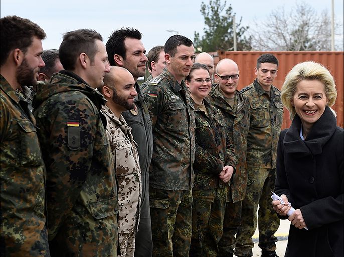 epa05116301 German Defence Minister Ursula von der Leyen (R) chats with soldiers during a visit of the German Armed Forces Bundeswehr at the air base in Incirlik, Turkey, 21 January 2016. The Incirlik airbase that is being used by a US-led military coalition fighting the terror militia Islamic State (IS). EPA/TOBIAS SCHWARZ / POOL