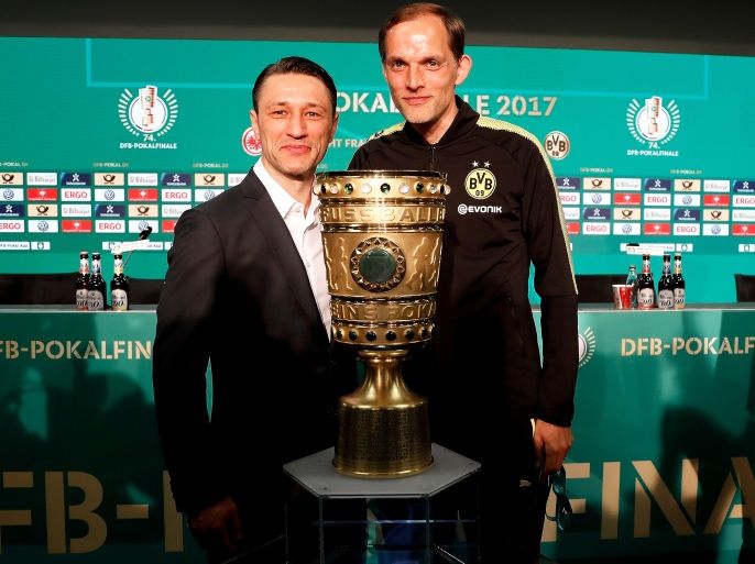 epa05991537 Eintracht Frankfurt's head coach Niko Kovac (L) and Borussia Dortmund's head coach Thomas Tuchel (R) pose for photographers with the DFB Cup trophy during a press conference at the Olympic stadium in Berlin, Germany, 26 May 2017. Eintracht Frankfurt will face Borussia Dortmund in the German DFB Cup final on 27 May 2017 in Berlin. EPA/FRIEDEMANN VOGEL