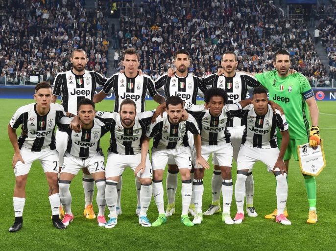 epa05903443 Juventus' players pose for a photo prior to the UEFA Champions League quarter final first leg soccer match between Juventus FC and FC Barcelona at Juventus Stadium in Turin, Italy, 11 April 2017. EPA/ANDREA DI MARCO