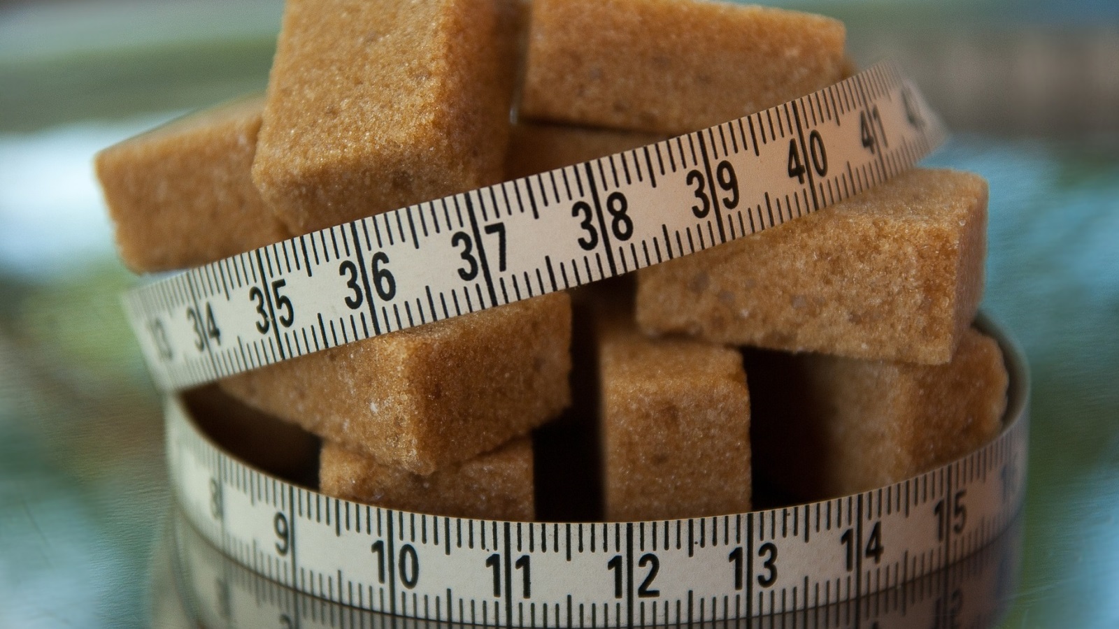 تظل عبوات المنتجات الغذائية القائمة على السكر، ذات المئة سعر حراري، والدعاية الصاخبة، هي الأسوأ. فهي تسبب ارتفاعا مفاجئا في مستويات الأنسولين، وتؤثر على امتصاص المغذيات
