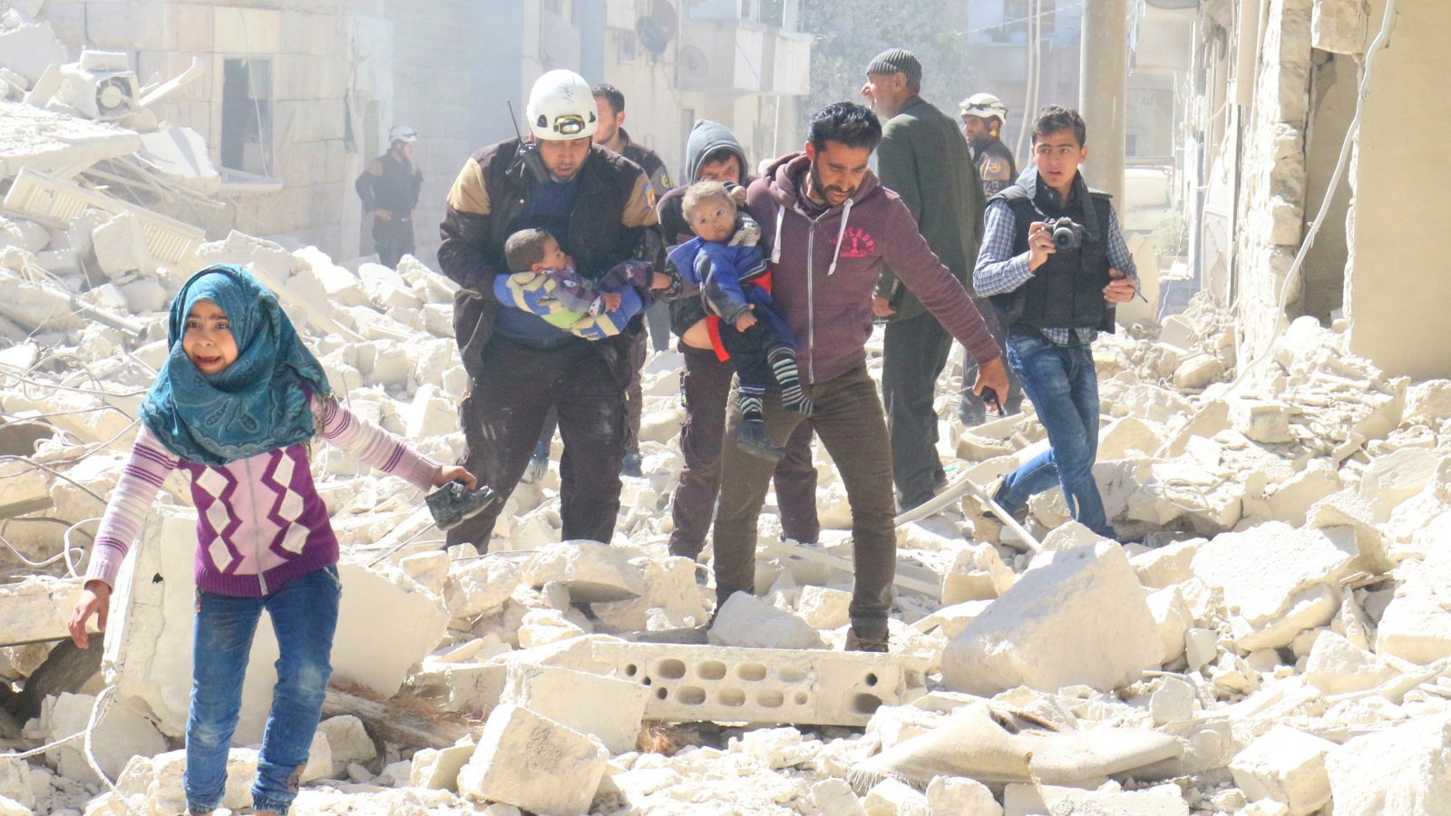 ‪الأطفال والمدنيون أبرز ضحايا الحرب التي عصفت بسوريا لسنوات‬ الأطفال والمدنيون أبرز ضحايا الحرب التي عصفت بسوريا لسنوات (رويترز)