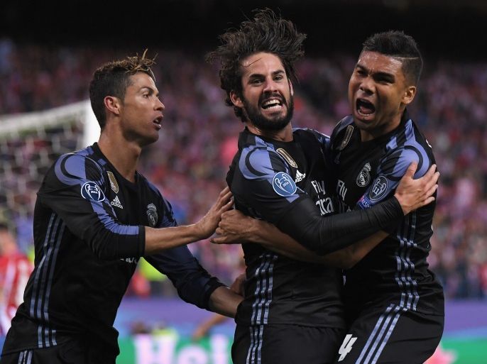 MADRID, SPAIN - MAY 10: Isco (C) of Real Madrid celebrates scoring his team's opening goal with Cristiano Ronaldo (L) and Casemiro during the UEFA Champions League Semi Final second leg match between Club Atletico de Madrid and Real Madrid CF at Vicente Calderon Stadium on May 10, 2017 in Madrid, Spain. (Photo by Laurence Griffiths/Getty Images)
