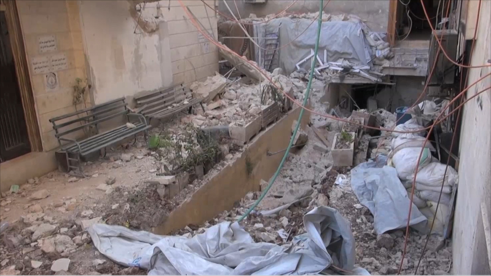استهداف المستشفيات الميدانية في حلب (الجزيرة)