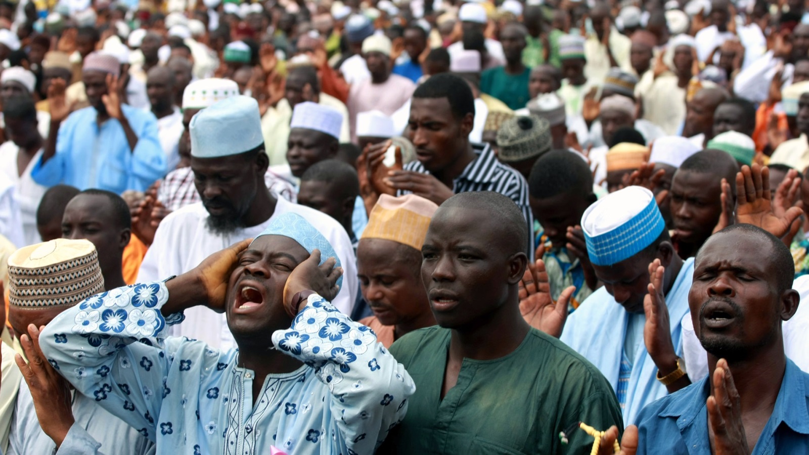 لم يقتصر النفوذ الثقافي والاجتماعي السعودي في نيجيريا على دعم العلماء السنة بل امتد لدعم عشرات المؤسسات والمعاهد الدينية والخيرية التي شيدتها المملكة في نيجيريا