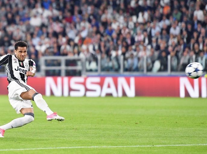 epaselect epa05953524 Juventus' Dani Alves scores the 2-0 goal during the UEFA Champions League semifinal second leg soccer match Juventus FC vs AS Monaco at the Juventus Stadium in Turin, Italy, 09 May 2017. EPA/ALESSANDRO DI MARCO