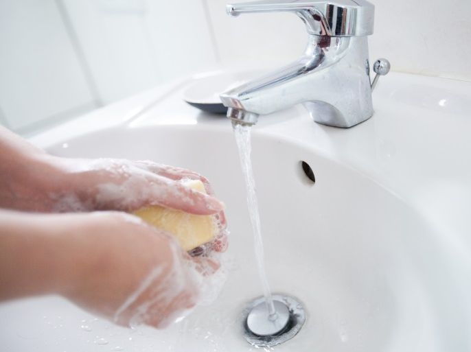 في البداية يضع المرء كلتا يديه تحت الماء الجاري، ولا يهم درجة حرارة الماء، بعد ذلك يتم غسل اليدين جيدا بالصابون، مع التركيز على مواضع راحة اليد وظهر اليد والفراغات بين الأصابع والأظافر والإبهام، والتي في الغالب ما تنسى. ويحتاج الغسل الصحيح لليدين لفترة تتراوح في الغالب بين 20 و 30 ثانية. (النشر مجاني لعملاء وكالة الأنباء الألمانية "dpa". لا يجوز استخدام الصورة إلا مع النص المذكور وبشرط الإشارة إلى مصدرها.) عدسة: dpa