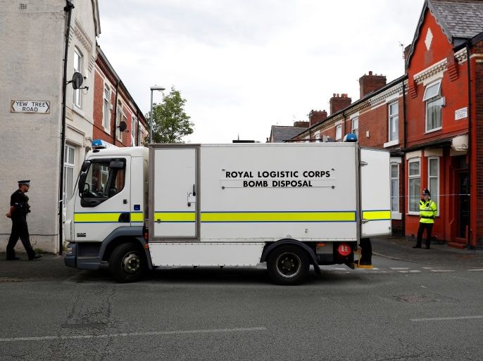 A bomb disposal unit and police officers stand outside a street in Moss Side, Manchester, Britain May 27, 2017. REUTERS/Phil Noble