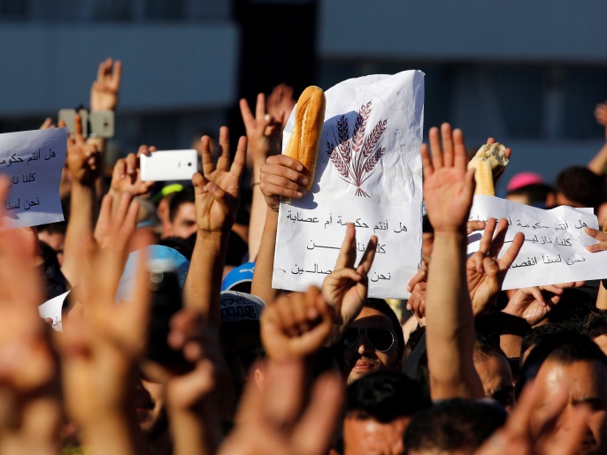 ‪محتجون خلال مظاهرة بمدينة الحسيمة يوم 18 مايو/أيار الحالي‬ محتجون خلال مظاهرة بمدينة الحسيمة يوم 18 مايو/أيار الحالي (رويترز)