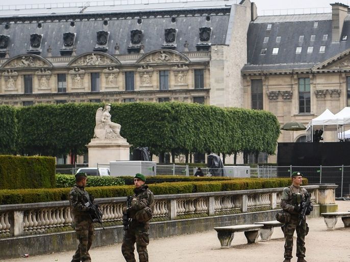 PARIS, FRANCE - MAY 07: Security clear The Louvre following a bomb scare ahead of Emmanuel Macron's plans to celebrate here later should he win the French election on May 7, 2017 in Paris, France. Voters are going to the polls to choose their next president after a tightly fought and somewhat unpredictable campaing. (Photo by David Ramos/Getty Images)