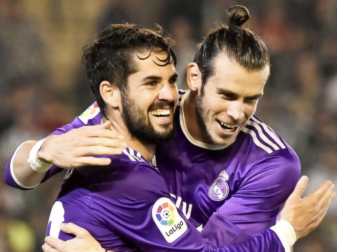 Description epa05587116 Real Madrid's Isco (L) celebrates with his teammate Gareth Bale (R) after scoring the 4-0 lead during the Spanish Primera Division soccer match betweeen Real Betis and Real Madrid at Benito Villamarin Stadium in Seville, Spain, 15 October 2016. EPA/RAUL CARO