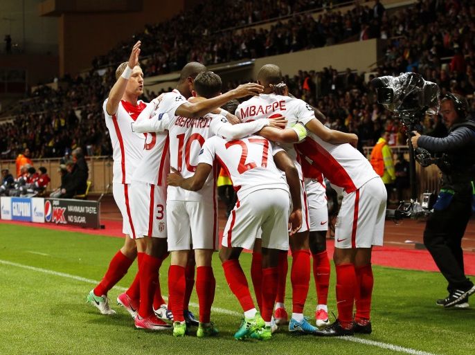 epa05915823 Monaco's Kylian Mbappe (C-R) celebrates with his teammates after scoring the 1-0 lead during the UEFA Champions League quarter final, second leg soccer match between AS Monaco and Borussia Dortmund at Stade Louis II in Monaco, 19 April 2017. EPA/SEBASTIEN NOGIER
