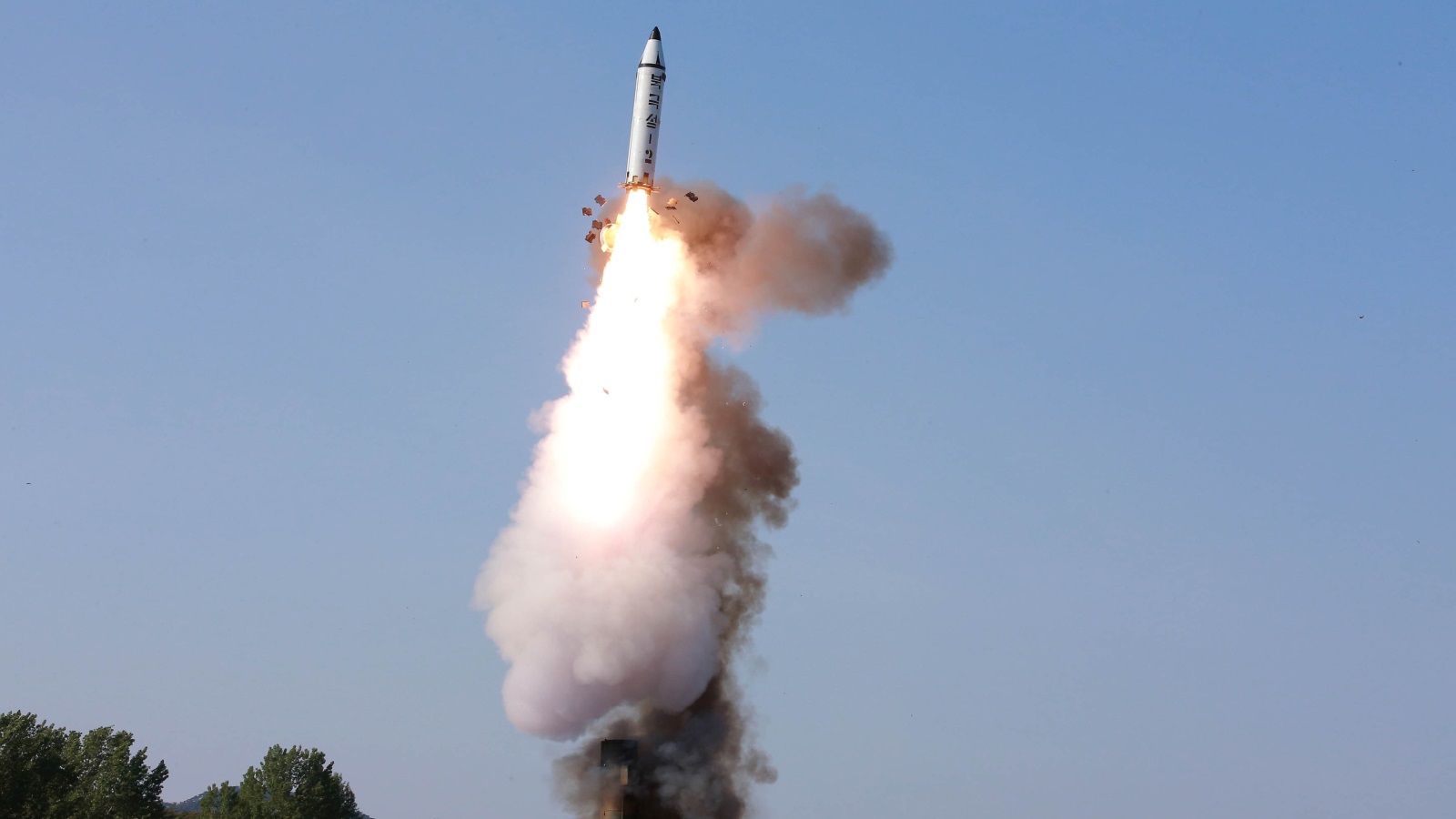 صورة نشرتها وكالة الأنباء الكورية الشمالية لإحدى التجارب الصاروخية الأخيرة