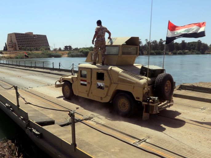 A new floating bridge installed by Iraqi military engineers that reconnects two halves of Mosul is seen in the Hawi al-Kaneesa area, south of Mosul, Iraq May 24, 2017. REUTERS/Alaa Al-Marjani