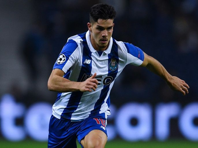 PORTO, PORTUGAL - DECEMBER 07: Andre Silva of FC Porto runs with the ball during the UEFA Champions League match between FC Porto and Leicester City FC at Estadio do Dragao on December 7, 2016 in Porto, Porto. (Photo by David Ramos/Getty Images)