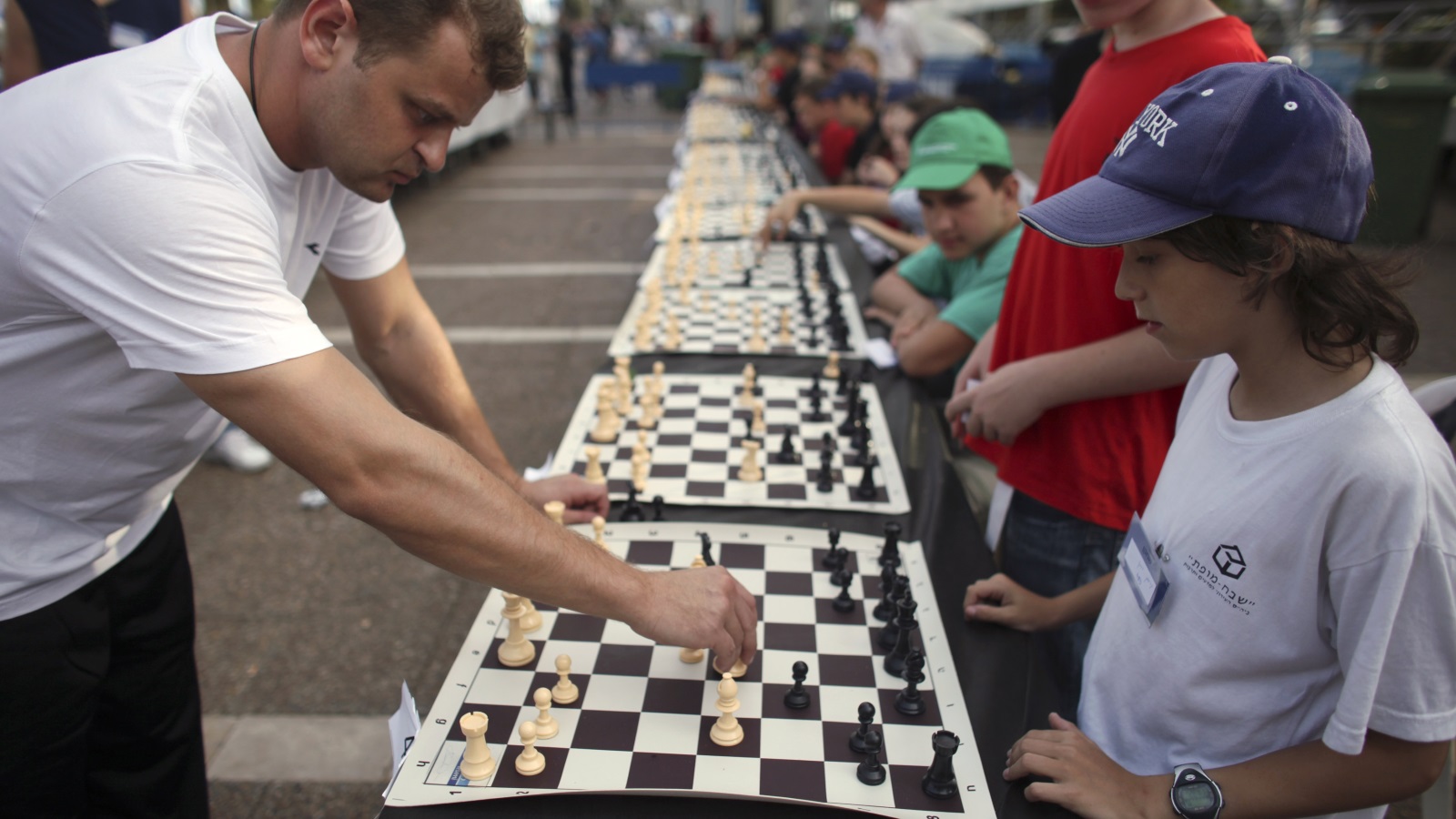 خلاصة ما يقوله الخبراء أن الشطرنج لا يلعبه الأذكياء، وإنما يلعبه من يسعى للذكاء
