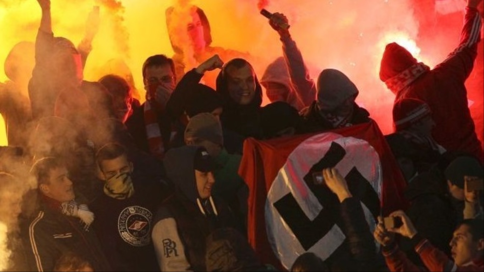جماهير سبارتاك موسكو ترفع العلم النازي في إحدى مباريات الكأس المحلي 2013
