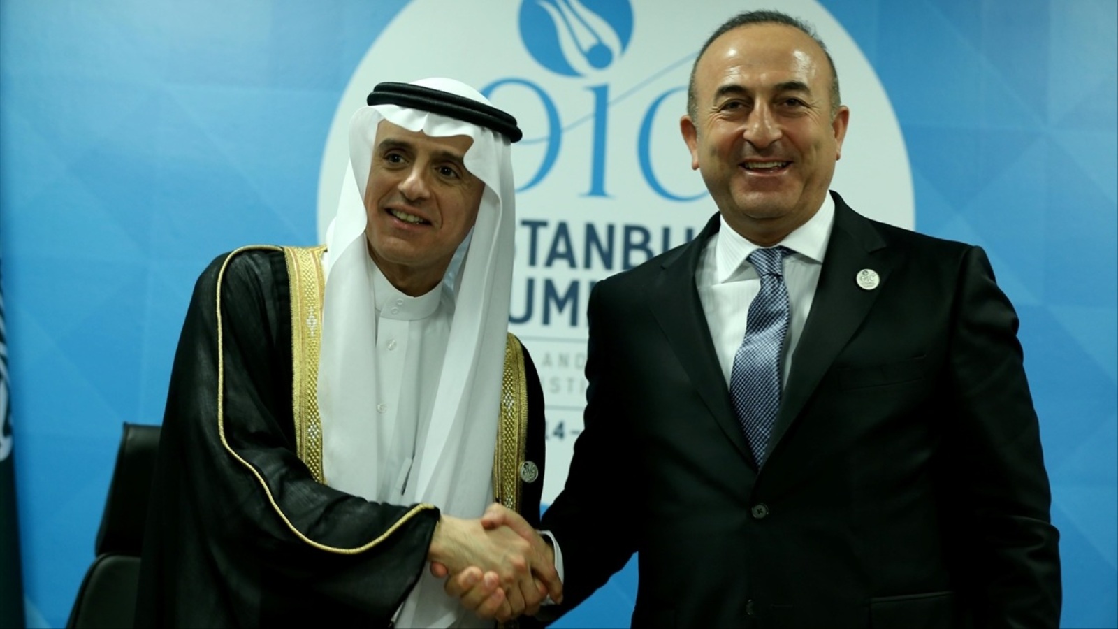 وزير الخارجية التركي مولود جاويش أوغلو (يمين) ونظيره السعودي عادل الجبير(وكالة الأناضول-أرشيف)