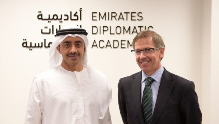 برناردينو ليون مع الشيخ عبدالله بن زايد (موقع أكاديمية الإمارات الدبلوماسية)