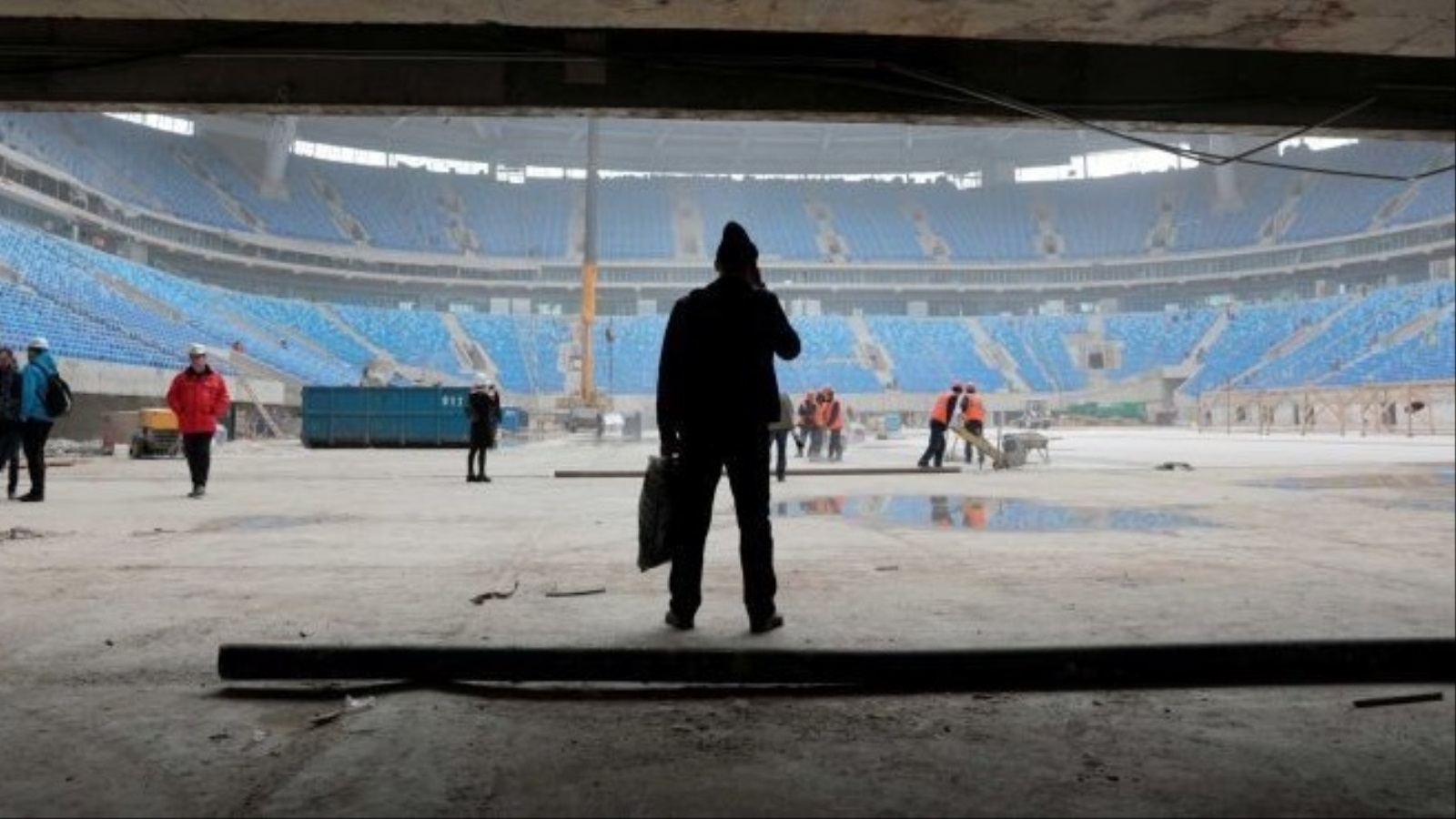 الأعمال في ملعب زينيت بمدينة بطرسبيرج استعدادًا لاستضافة المونديال وكأس القارات