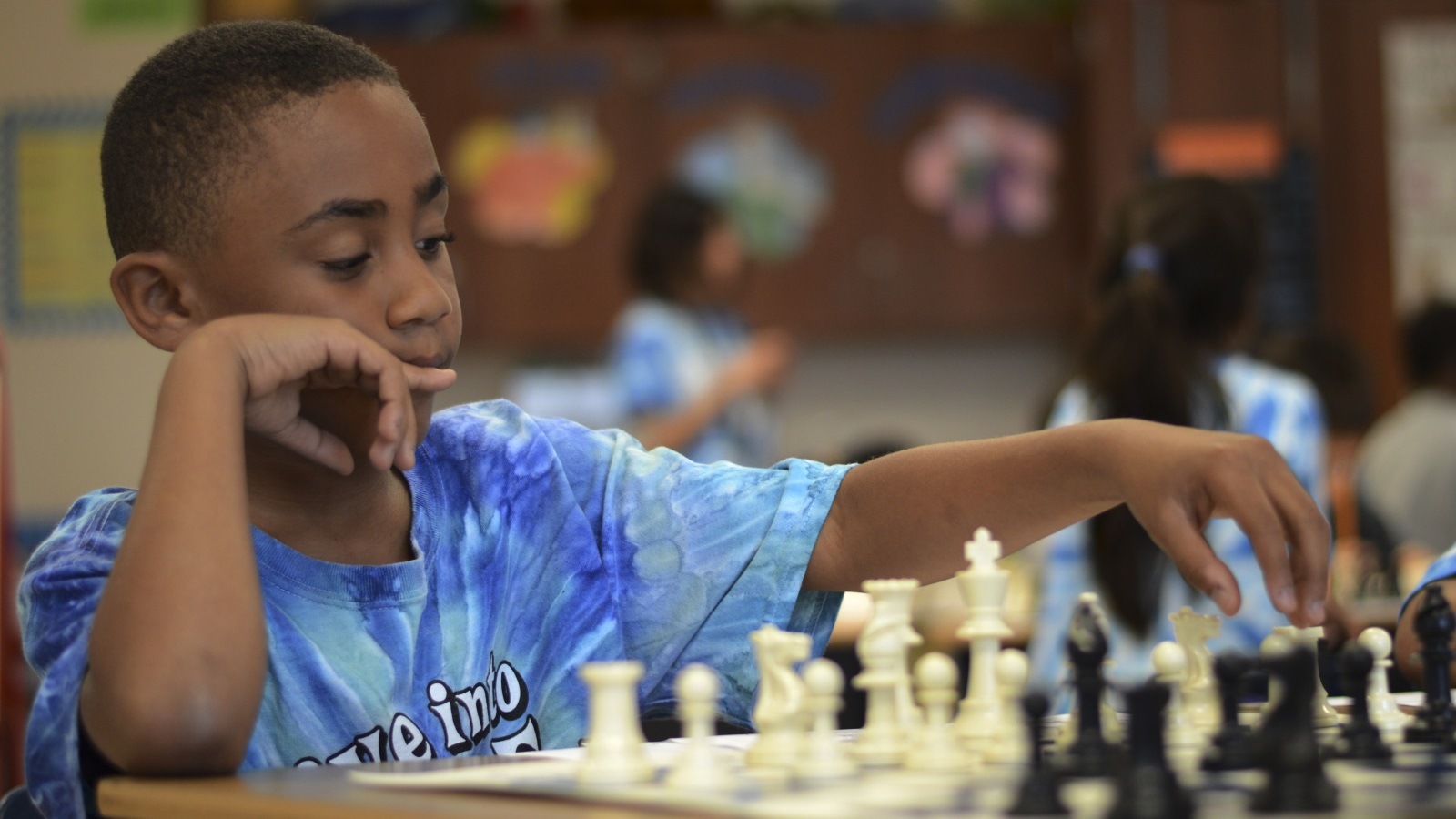 تُكسِب لعبة الشطرنج الطفل ثقة بالنفس، وتقوي علاقاته إذا ما مارسها مع مجموعة من أصدقائه، ويتعلم من خلالها روح المنافسة وتقبل الهزيمة