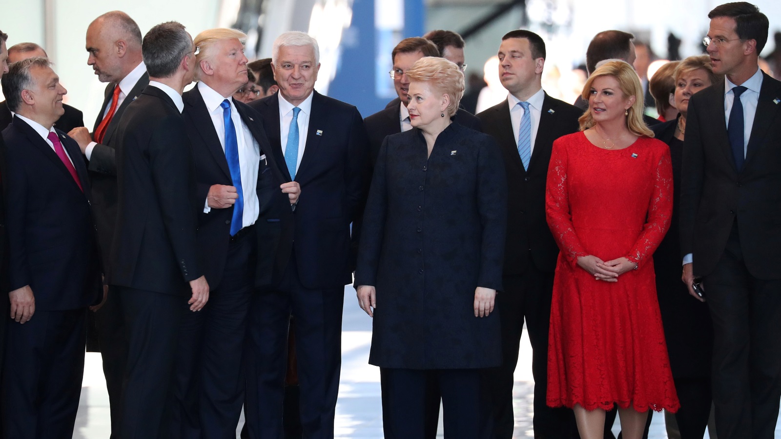يمثل التأثير الرئيس لقرار ترمب -لا سيما بالنظر إلى مشاعره الفاترة تجاه الناتو وانسحابه السابق من اتفاقية الشراكة عبر المحيط الهادي-  في تخلي الولايات المتحدة عن القيادة على المسرح العالمي.