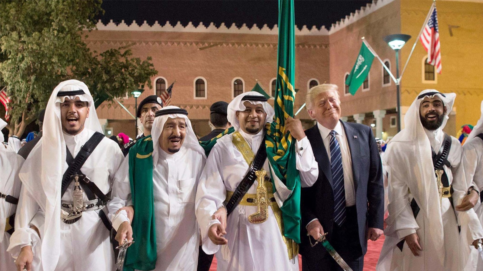 ‪ترامب خلال زيارته الرياض في 2017‬ (الأوروبية)