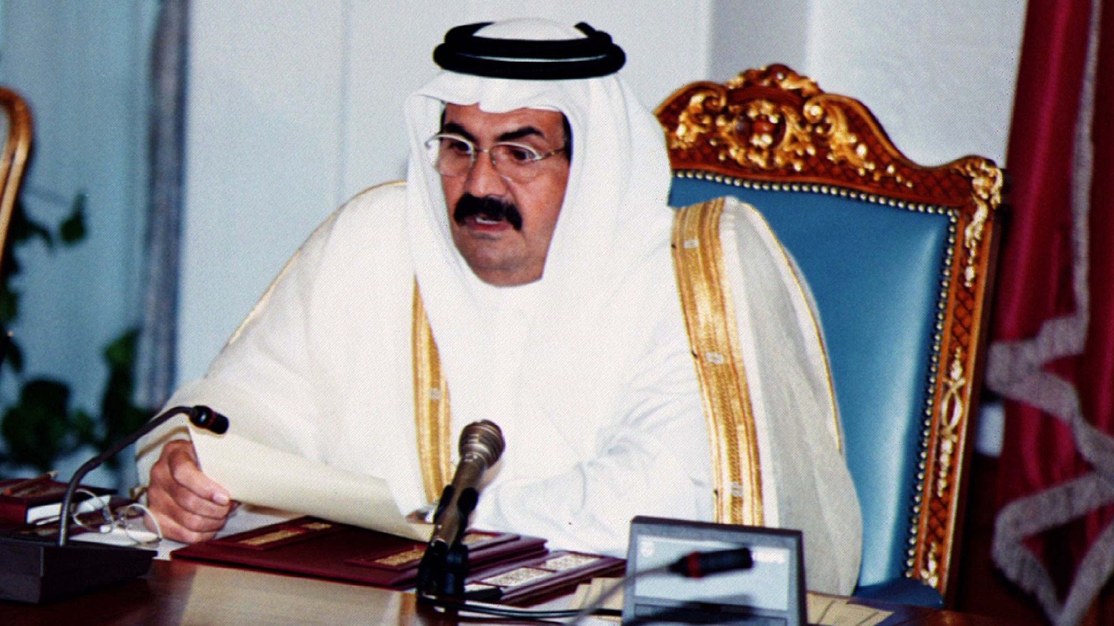 أمير قطر السابق الشيخ حمد بن خليفة آل ثاني أثناء ترؤسه اجتماعا للحكومة القطرية - أكتوبر 1996 